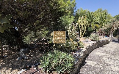 Fantastic villa with large plot, offering privacy and sea views.